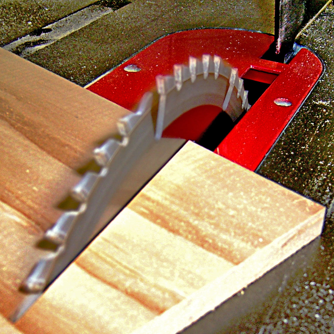How to Sharpen Table Saw Blades